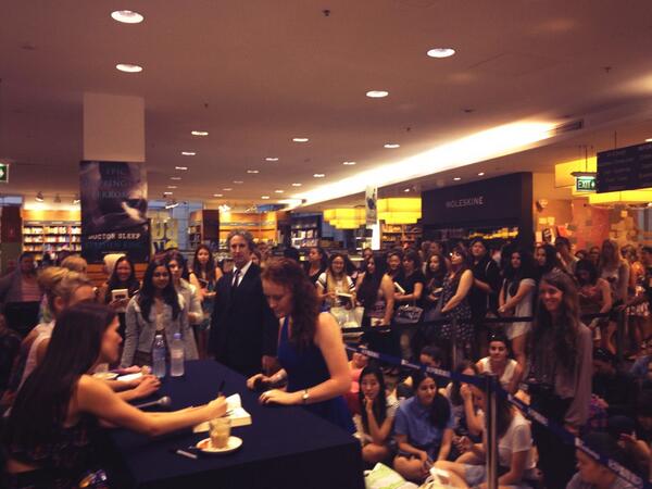 LucyFryDaily's tweet photo. “@PenguinTeenAus: And what all the action looked like from our position #VAFanEvent http://t.co/LSLnVW7XcQ” Zoey and Lucy 🌸😍