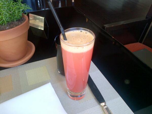 ThinkEatBeTGL's tweet image. Fresh #organic apple juice made by @chef_cyrille from @CapitalClubDXB