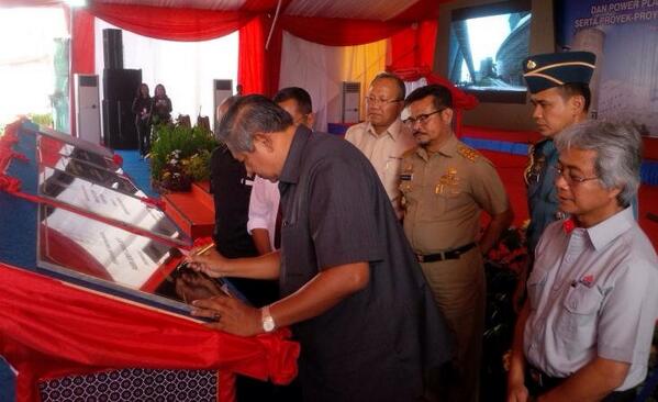 SBYudhoyono's tweet image. Presiden SBY resmikan Pabrik Semen Tonasa Unit V, Power Plant 2x35 MW dan beberapa infrastruktur di Provinsi Sulsel.