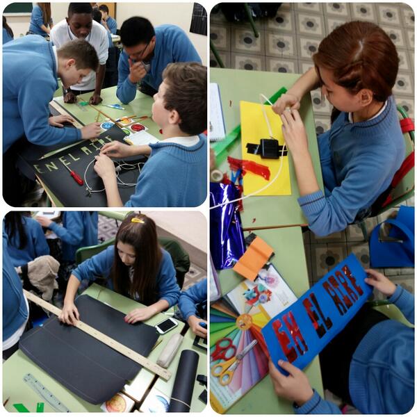 ColegioNicoli's tweet image. Alumnos de 2° ESO construyendo luminoso de su estudio de radio en lengua y literatura #pblesp #pbl #radioeso21 #sdysv