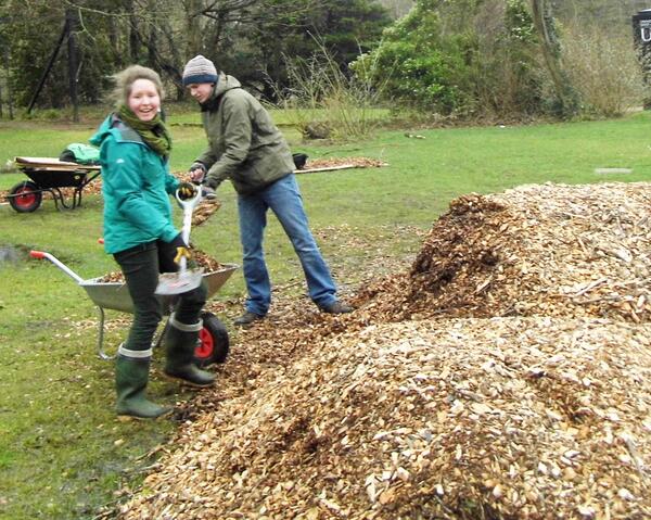 TransitionUWS's tweet photo. #GoGreenWeek documented! Imagining what a low-carbon Uni might look like :) http://t.co/wZbvt0mHj6 @sustainUWS http://t.co/ArSK8rGaia