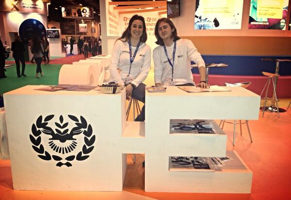 Pyrodosruedas's tweet photo. Muy bien acompañado con @silbidoss ,un buen incentivo para venir! #AULA2014 #generacionESIC http://t.co/BDA0uRJMdx