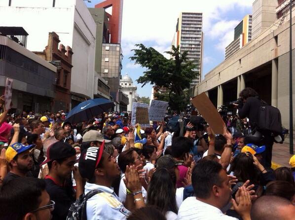 VoluntadPopular's tweet photo. "Leopoldo valiente, aquí está tu gente" grita el pueblo en el al Palacio de Justicia #LiberenALeopoldo http://t.co/XTucaIaCKt