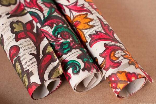 Kertas koran yang dimodifikasi dengan warna menarik bakal Menjadi pembungkus kado spesial untuk seseorang yg spesial.