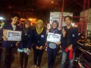 HMI_FISIP's tweet photo. Para pejuang relawan kemanusiaan ditengah2 penggalangan dana di sekitar Lampu merah fatmawati. @rizkiahmad8 http://t.co/HKd2Rhk4eC