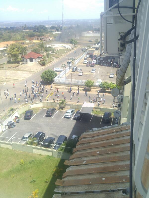 Inafelina's tweet photo. 11:55am motorizados llegaron al punto de la calle los raudales tirando piedras y molotovs. http://t.co/oZIhcqfSDz