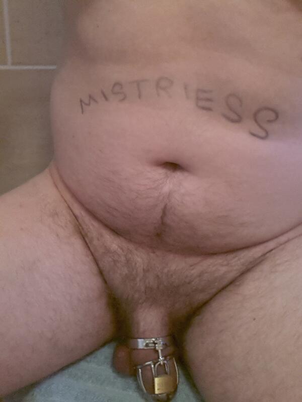 Sarahslut2's tweet photo. The slut lock up #chastity http://t.co/zOAuMm4rq9