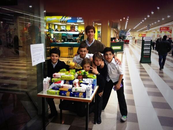 ECYDEncinar's tweet photo. Los chicos de 1ESO están teniendo su día de #apostolado en la Operación Kilo con su responsable @imanriquekb9 http://t.co/NUzRn9HVbh