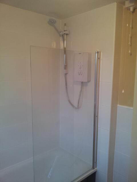 HiProHeating's tweet image. Bathroom finished. Thank you @Screwfix @toppstiles @Graham_Merchant for the materials.
