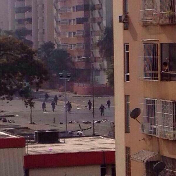 ReporteYa's tweet photo. Shoppin Center #Valencia más de 50 heridos con balas y perdigones vía @felicianomontes http://t.co/JpJTo5B3Rh