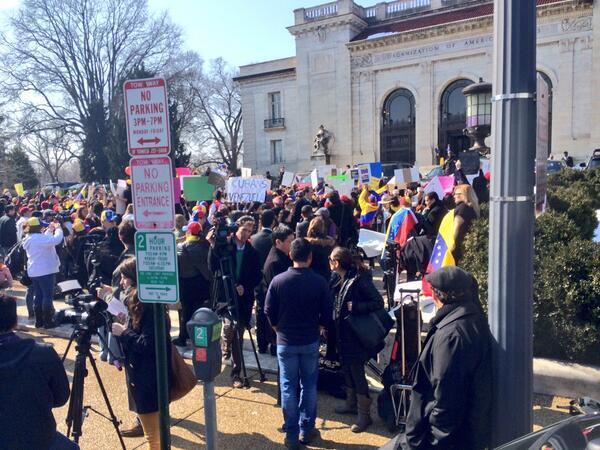 ReporteYa's tweet photo. ‏Manifestación #Venezuela en frente de la @OEA_oficial en Washington vía @CNNDirectoUSA http://t.co/LAqxM41irv