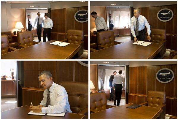#Fotos: 62 segundos con el presidente #Obama al interior del #AirForceOne firmando una orden presidencial   #LíderesNA