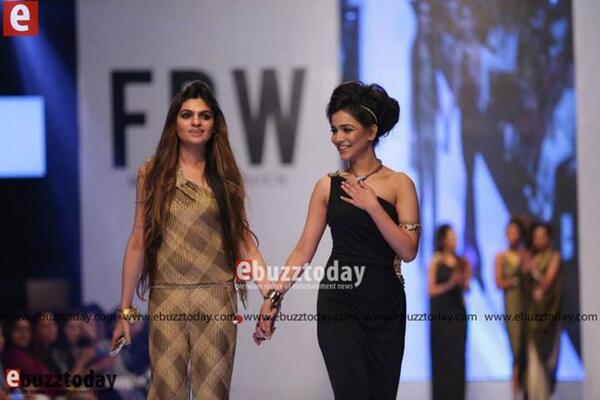 HumaimaMalick's tweet photo. RT “@ebuzztoday: @ShehlaChatoor &amp; @HumaimaMalick two gorgeous ladies set the ramp on fire #FPWS2014 #FPW6 http://t.co/YpKYlcOprk”