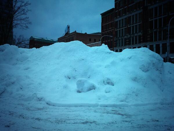 savvybear1981's tweet image. Giant mountain of snow behind city hall. #WorcesterProblems