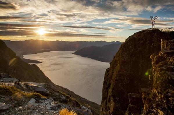 redbullESP's tweet photo. El mundo es un patio de recreo. Sólo se necesita gente dispuesta a jugar fuerte. ¿Te atreves? http://t.co/ksEYYV3wAU