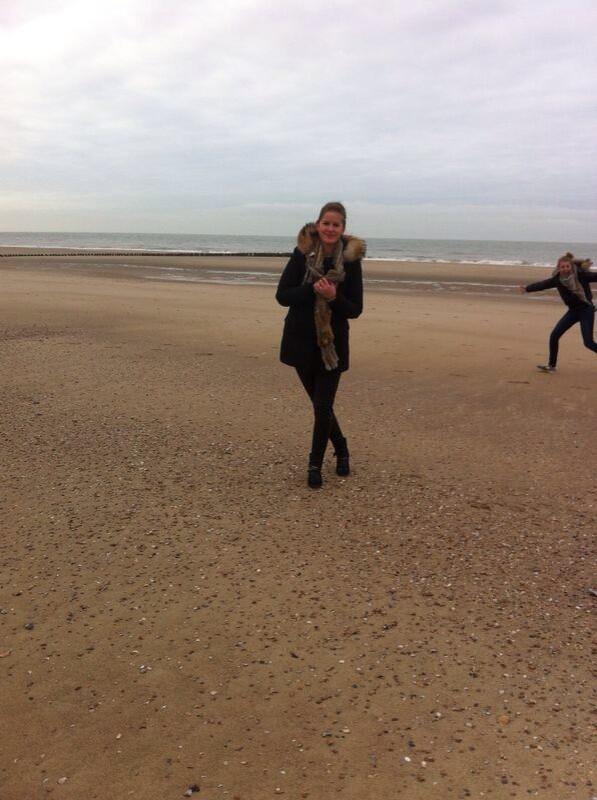 mireillevwxx's tweet photo. Ja, aaaad de photobombster. @adriennevwxx 😂😂 http://t.co/8cuyXoJfJy