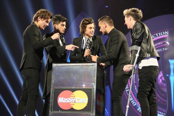 BRIT Awards (@brits) on Twitter photo The boys from <a href="/onedirection/">One Direction</a> accept their Global Success BRIT Award #BRITs2014 The boys from <a href="/onedirection/">One Direction</a> accept their Global Success BRIT Award #BRITs2014