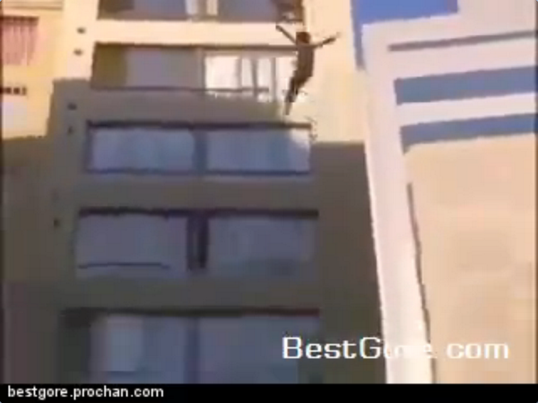 booomshock's tweet photo. Video de una persona tirandose al vacio en un intento de suicidio. http://t.co/LrMFedaeNX http://t.co/l2tuB40JYm