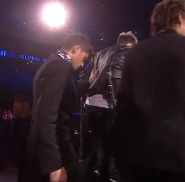charlync_'s tweet photo. ZAYN HELPING NIALL UP THE STAIRS QUICK SOMEONE CHOKE ME
#OneDirectionBritAwards http://t.co/OJkI1Vwoe1