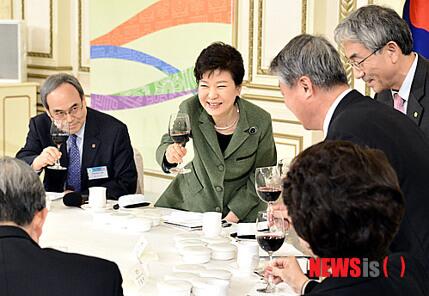 이제막 피어나는 대학생들이 피흘리며 죽은지 얼마나 됐다고 그네년 대학총장들과 좋다고 쳐웃으면서 건배하고 질랄 발광중이네~ 
 durl.me/6mqe29