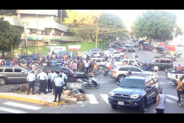ReporteYa's tweet photo. Av Principal de Macaracuay. Motorizados armados y Lanzan piedras a carros vía @lashaciendas910 http://t.co/zCxNoE6OWx