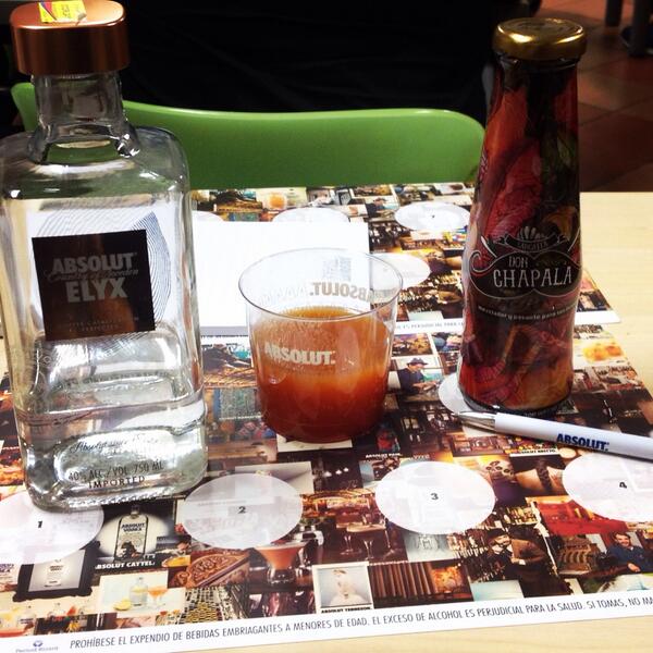SangritaDC's tweet photo. Cata de la familia absolut  prueba un delicioso bloody mary añade 1 parte de absolut peppar + 2 partes sangrita DC http://t.co/HY9nOusnWt