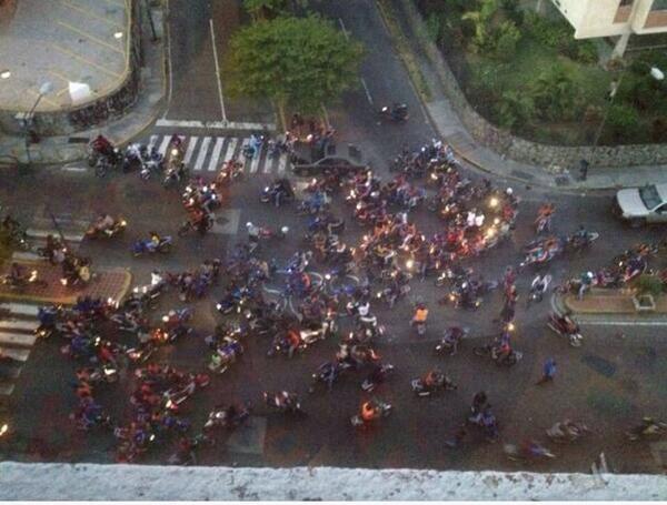 AnonymousVene10's tweet photo. ATENTOS desde temprano Motorizados chavistas recorren el este de Caracas en una anarquía total y absoluta. #Venezuela http://t.co/ZjmZTRjosJ