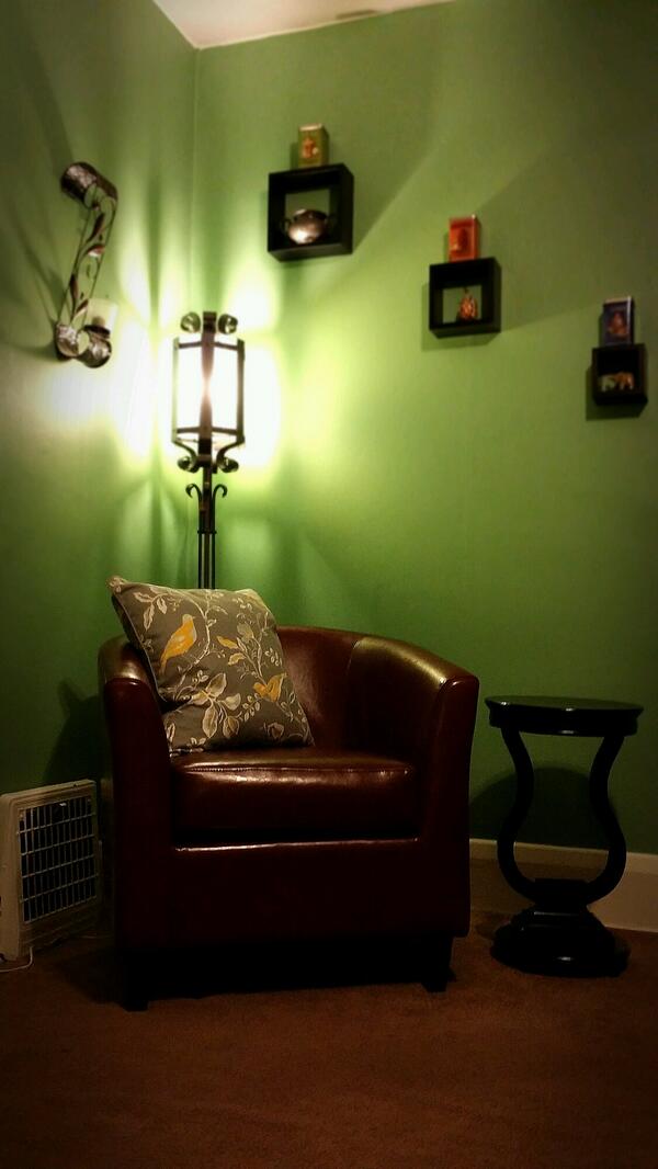 JBBLanda's tweet image. New chair table and pillow for the living room! #newstuff