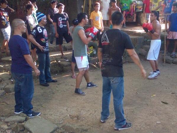 AAundres's tweet photo. Guys! please follow our new show. @bekiboxertv5 soon on TV5. Ito po ay drama comedy. Thanks guys! http://t.co/PyxRygUdQo