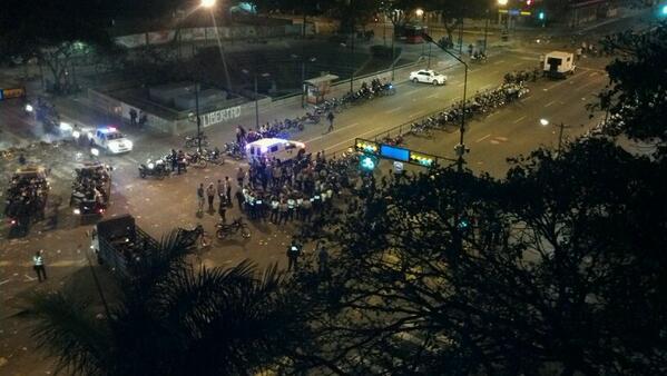10:00 pm Así tienen acorralados a los estudiantes en Altamira, mas de 20 capturados #360ucv #19F