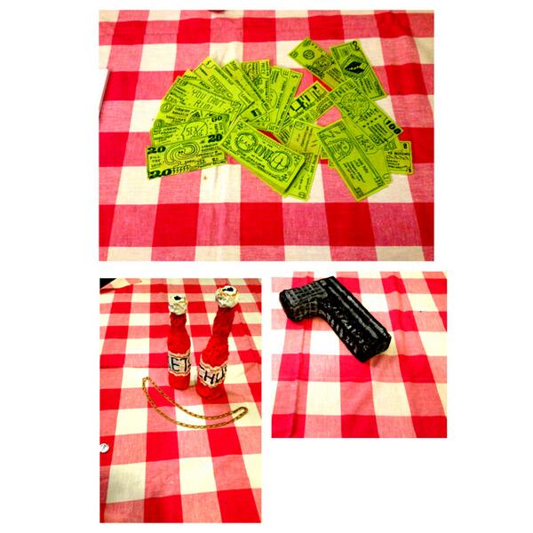 hamburgrvampire's tweet photo. #money #guns #ketchup #goldchains http://t.co/pbhdF2DH1q