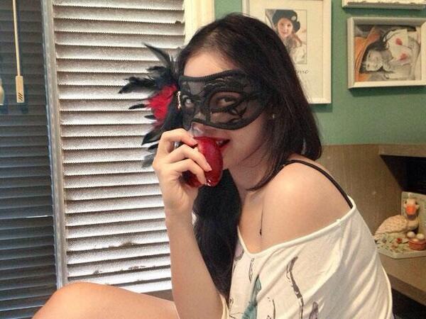 Cantiknyaa RT"<a href="/blackxperience/">BlackXperience</a>: Apa yah yg bkl diobrolin #LolaBlack nanti,  dari jam 7-10 malam ini! "