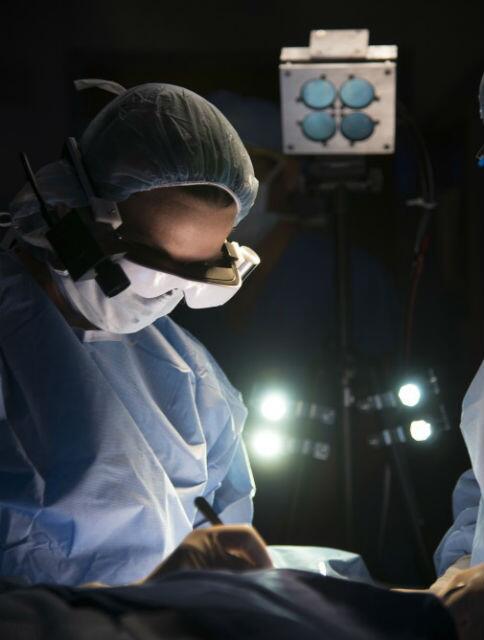 Время операции c. Современные медицинские технологии. Очки для операций хирургические.