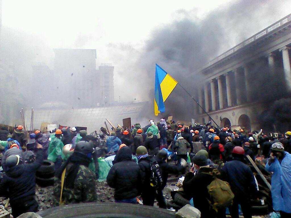 ЄВРОМАЙДАН on Twitter: ".По команде кидают камни. Дым в сторону ...