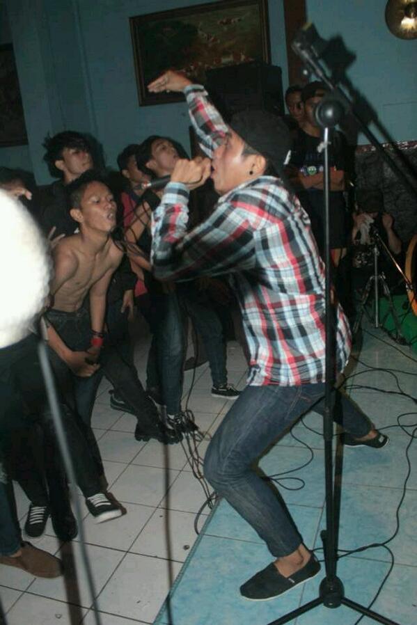 Selamat ulang tahun sang vokalis @JerryBOC, semoga panjang umur dan makin solid ya bradder !