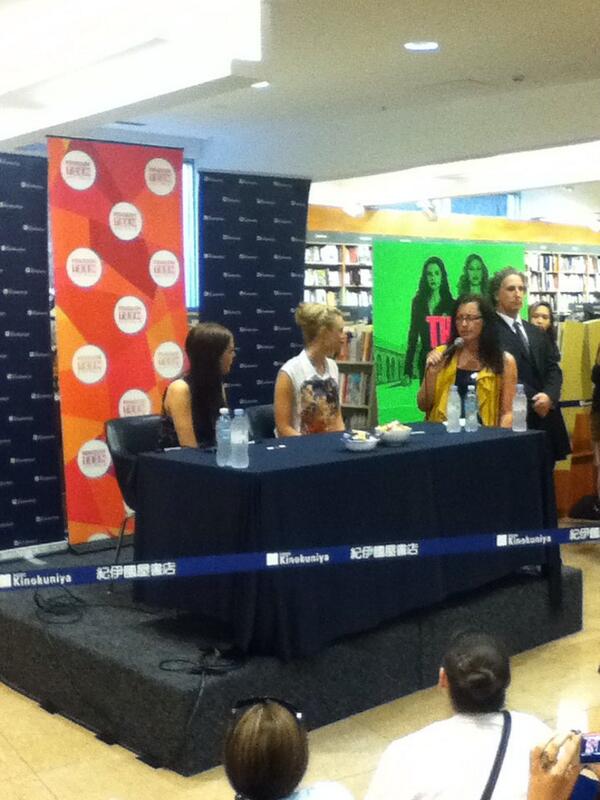 PenguinTeenAus's tweet photo. “@_LitisLife: Q&A! :D @PenguinTeenAus @ZoeyDeutch @LucyFry @KinokuniyaAust #VAFanEvent http://t.co/ecxSG6e4n8” Flashback!