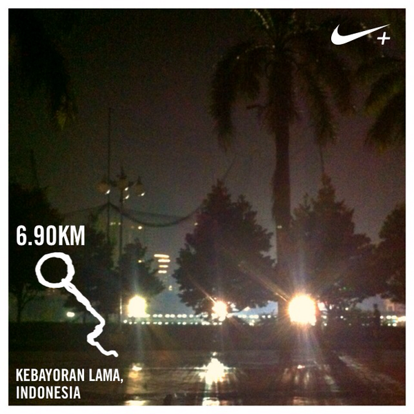CandCprojects's tweet photo. Night run listening to @djhogi 's winter mix.   I just ran 6.90 km with Nike+. #nikeplus http://t.co/Ux83KrlAWa
