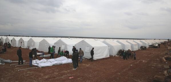 ihhinsaniyardim's tweet photo. Halep'teki bombalamalardan kaçan Suriyeli mülteciler için yeni çadır kentler kuruyoruz. http://t.co/5JVi5pCDxr http://t.co/eJwWjzHI9Y