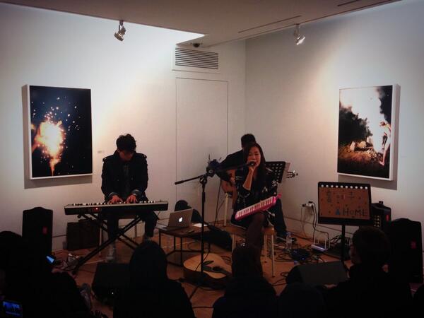 Daelim_museum's tweet image. #라이언_맥긴리 전시 야간 개관 기념으로 진행된 #MMDay 뮤직인뮤지엄데이, 오늘 그 마지막 날 싱어송라이터 홍혜주와 함께하고 있습니다. 라이언 맥긴리 전시는 2월 23일 8PM 까지 야간개관합니다.