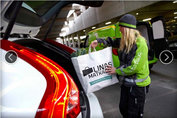 HolgerssonJ's tweet image. Leverans direkt till din parkerade bil. Framtid är nutid bit.ly/NdViMO #bakluckeleverans #volvo #ehandel