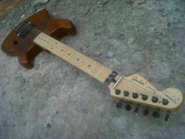Body: 1pcs mahogani, maple neck, ZR tremolo, ready to rock \m/