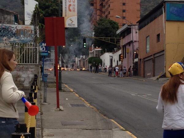 eutrafico's tweet photo. RT @happmix: Av Sucre cerrada #Caracas #20F Hora 6:40 am http://t.co/0VSMNFgiRT