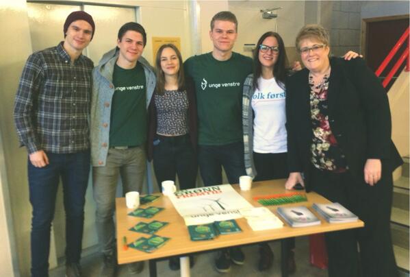 TromsUV's tweet photo. I dag har vi hatt stand på Nordkjosbotn VGS. @Trinesg og en rekke andre flotte Venstre-folk var også til stede! http://t.co/ppRNgatotH