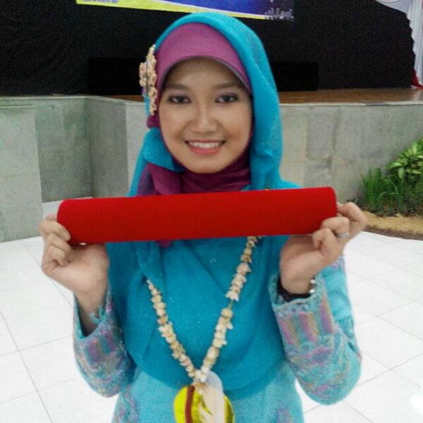 alkocox's tweet photo. Met wisuda ya @opiangraini :* http://t.co/B35rNOwVWF