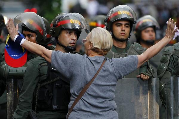 BuzzFeed's tweet photo. 29 Heartbreaking Images From The Protests In Venezuela http://t.co/nu8nt6usdu http://t.co/AdF6J9kZJG