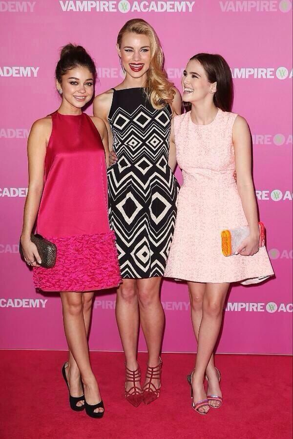LucyFryDaily's tweet photo. @LucyFry, @Sarah_Hyland and @ZoeyDeutch looking stunning at the Australian premiere! 🌸 http://t.co/8l2f4cxEJ5