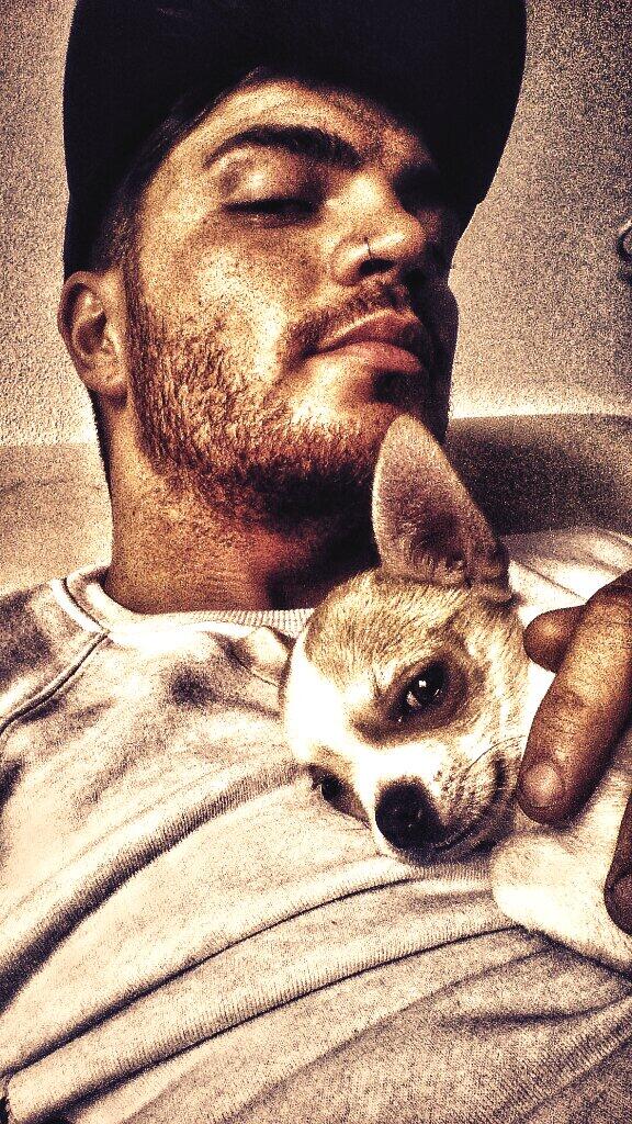CFAdriGH14's tweet photo. “@adrianlopezalva: Alí y yo os deseamos buena tarde, nosotros nos echamos una siesta!! http://t.co/R5877ox8UZ”