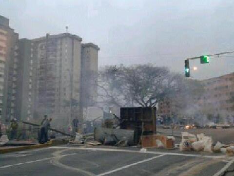Av. Principal de La Boyera trancada a la altura del Cigarral...