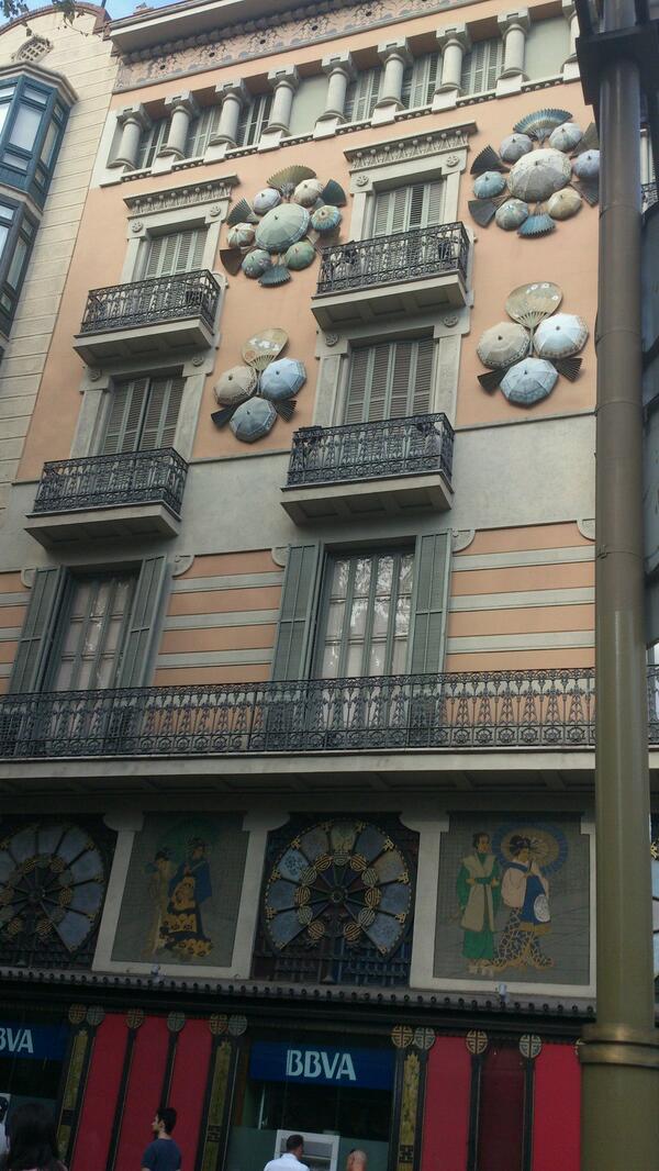 _Ainely85_'s tweet image. @Hilary_Farr @destaostapyk This is what we do w/ broken umbrellas in Barcelona... #BuildingsDesign lol  ;)