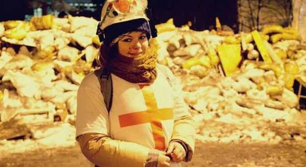 antena3com's tweet image. Una joven ucraniana recibe un impacto de bala en el cuello y escribe en Twitter: "Me muero" antena3.com/noticias/mundo…